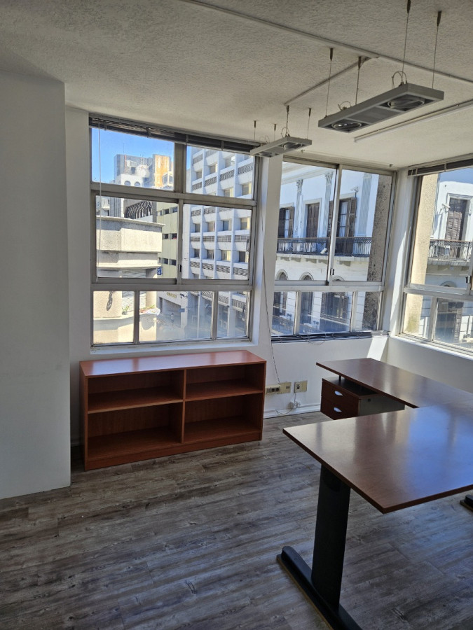 Oficina ID.7512 - Alquiler Amplia Oficina A Nuevo Con 5 Privados Ciudad Vieja