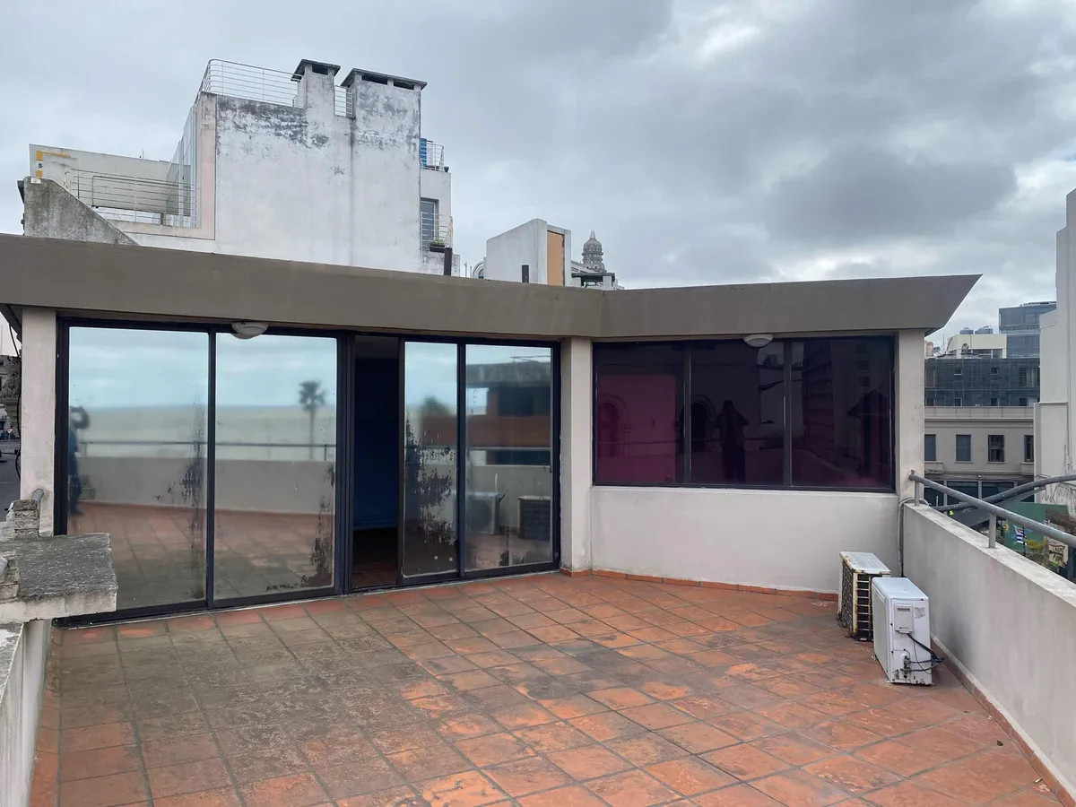 Oficina ID.10500 - Alquiler Oficina Planta Baja Y 2 Pisos En Ciudad Vieja