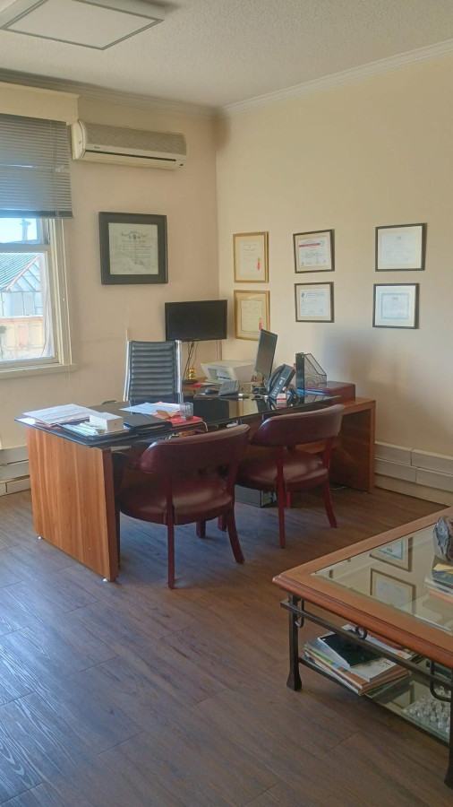 Oficina ID.6205 - Venta Oficinas Para Estudio De Profecionales. Ciudad Vieja INVERSIÓN!!