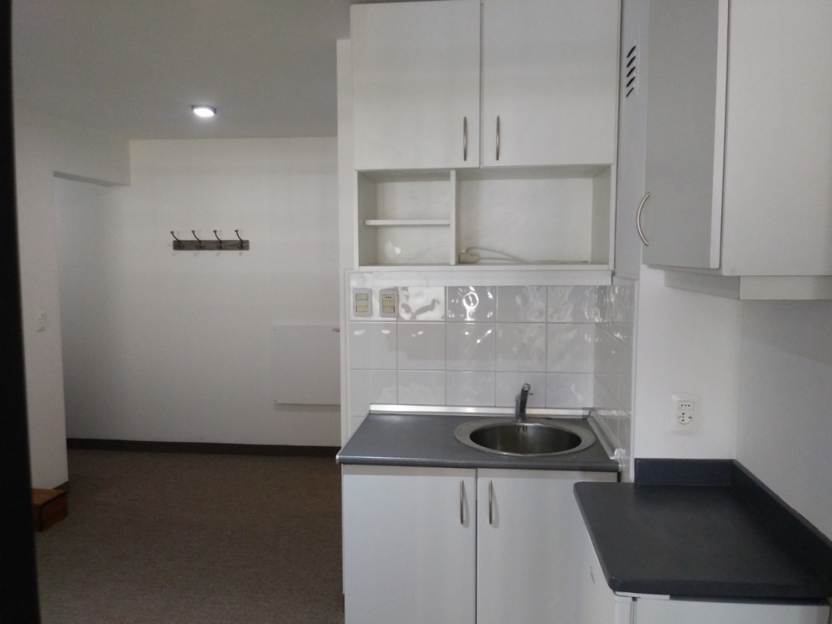 Oficina ID.12932 - Alquiler De Oficina Ambiente Dividido Excelente Ubicación En Centro
