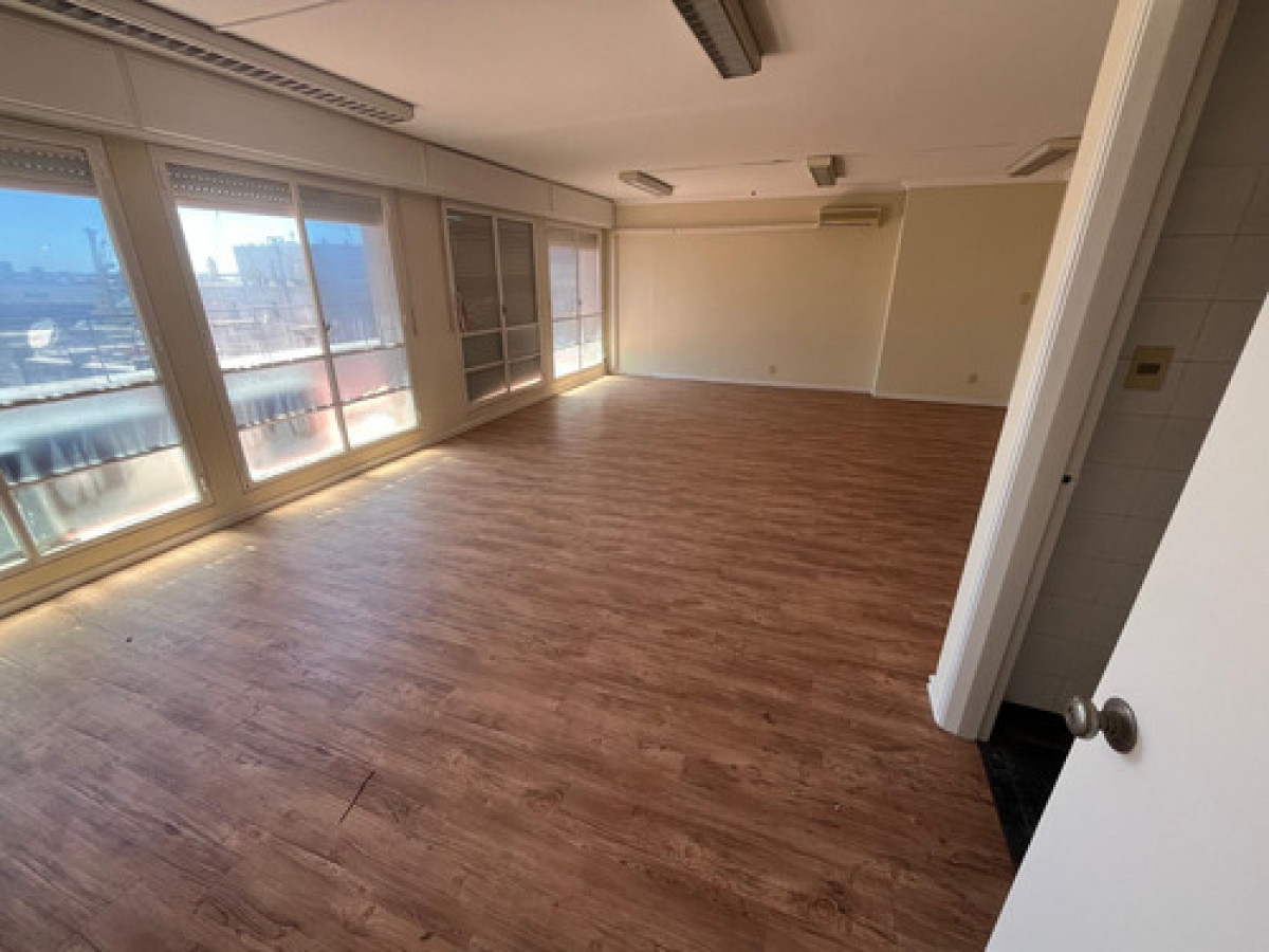 Oficina ID.11744 - Alquiler De Oficina Amplia Con Balcón En Ciudad Vieja 