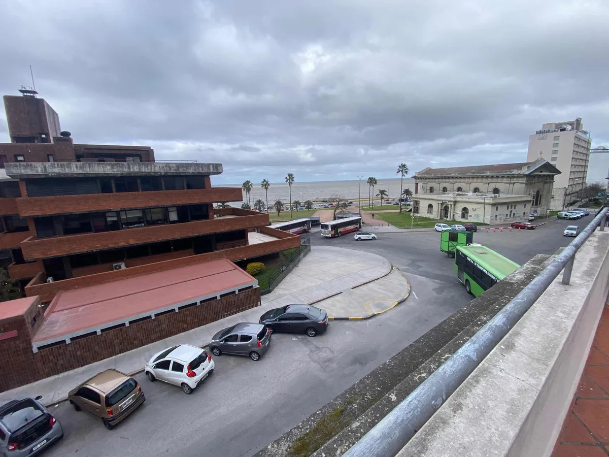 Oficina ID.10500 - Alquiler Oficina Planta Baja Y 2 Pisos En Ciudad Vieja