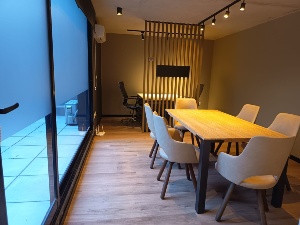 Oficina ID.12818 - Alquiler Oficina En Centro Patio Exclusivo Y Muebles Luminoso