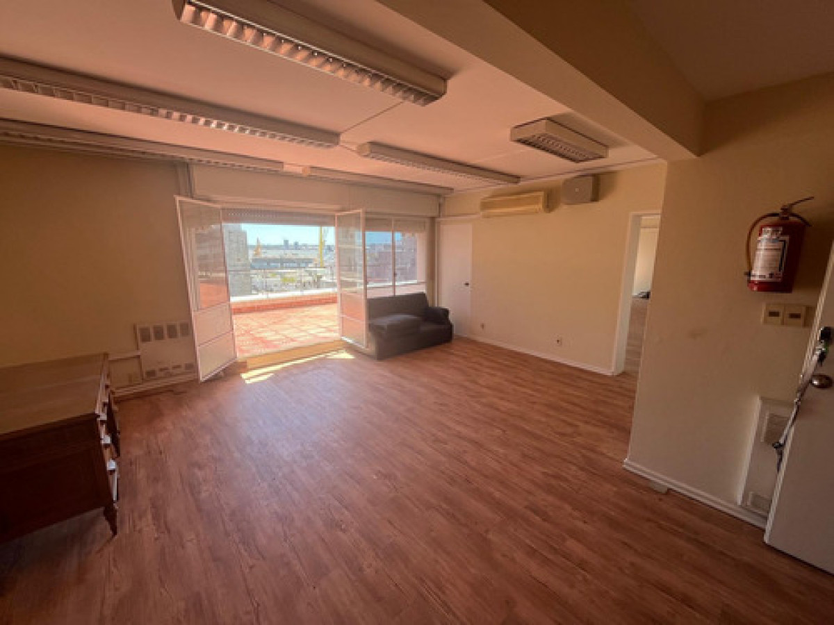 Oficina ID.11744 - Alquiler De Oficina Amplia Con Balcón En Ciudad Vieja 