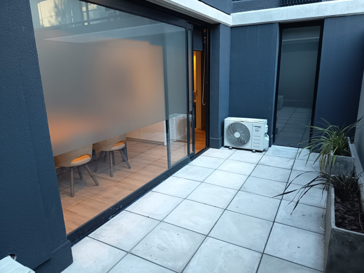 Oficina ID.12818 - Alquiler Oficina En Centro Patio Exclusivo Y Muebles Luminoso