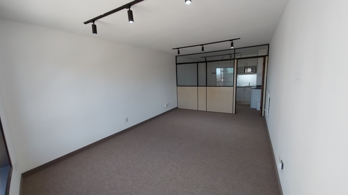 Oficina ID.12932 - Alquiler De Oficina Ambiente Dividido Excelente Ubicación En Centro