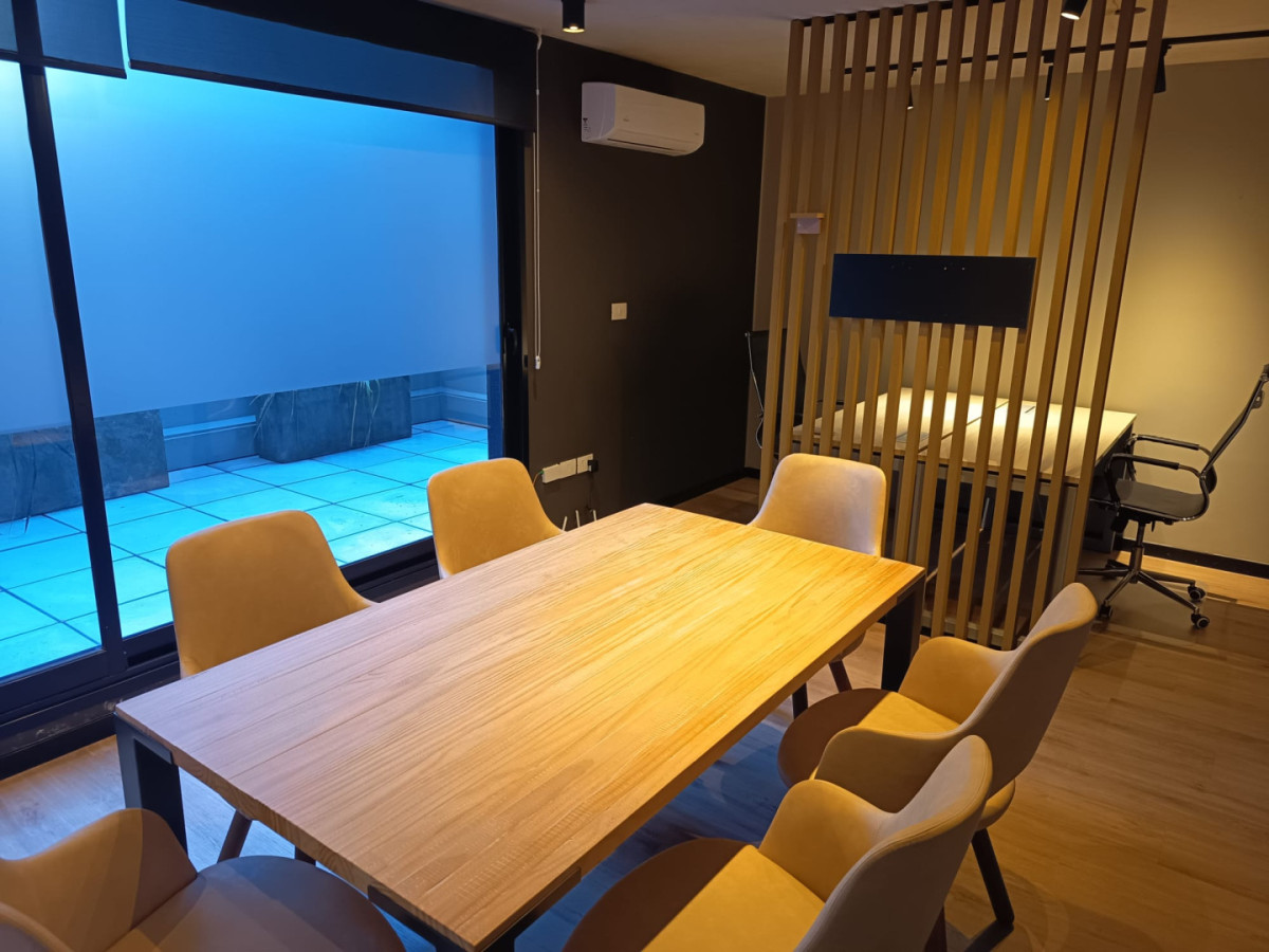 Oficina ID.12818 - Alquiler Oficina En Centro Patio Exclusivo Y Muebles Luminoso
