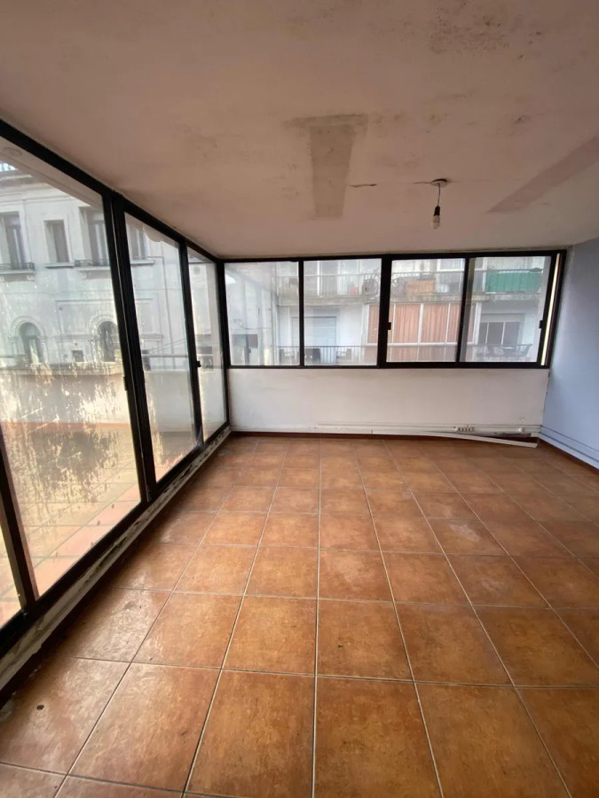 Oficina ID.10500 - Alquiler Oficina Planta Baja Y 2 Pisos En Ciudad Vieja