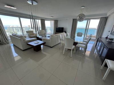 Apartamento de 3 dormitorios en suite más dependencia en venta en  Punta del Este 