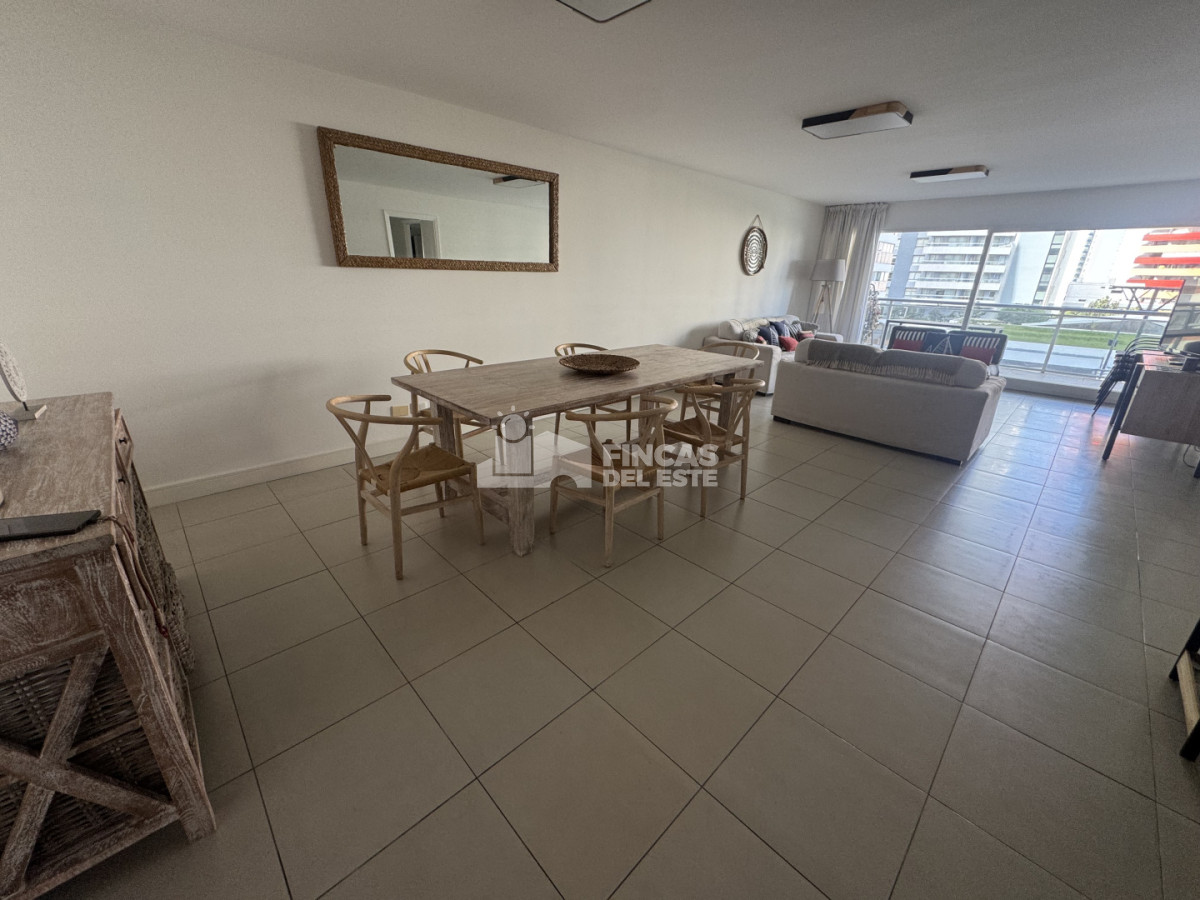 Apartamento ID.2674/Apartamento-de-3-dormitorios-en-venta-en-Punta-del-Este - Apartamento de 3 dormitorios en venta en Punta del Este