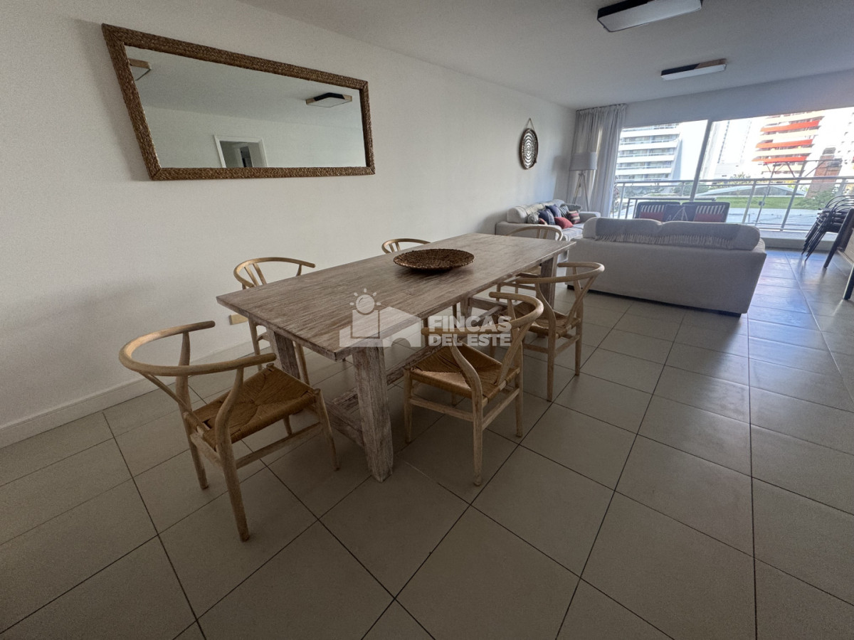 Apartamento ID.2674/Apartamento-de-3-dormitorios-en-venta-en-Punta-del-Este - Apartamento de 3 dormitorios en venta en Punta del Este
