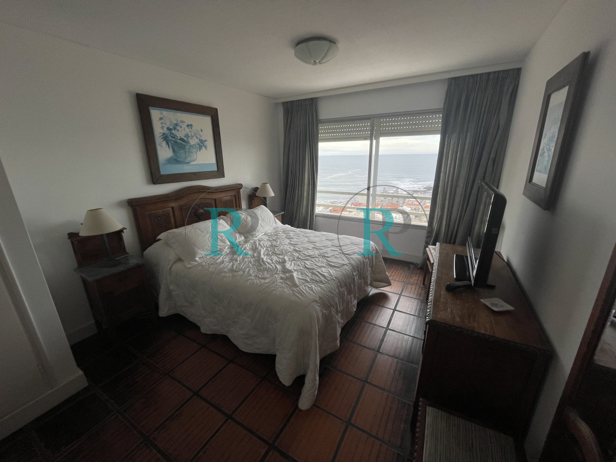Apartamento ID.1916 - Apartamento en venta  de 3 dormitorios en Punta del Este