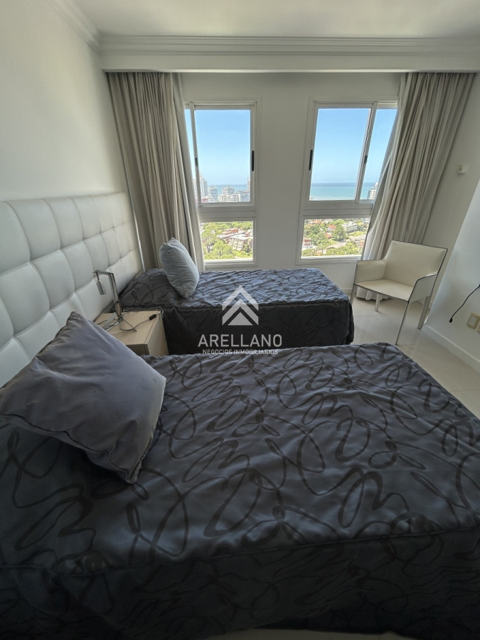 Apartamento ID.3357 - Apartamento de 3 dormitorios en suite más dependencia en venta en  Punta del Este 