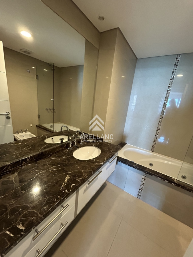 Apartamento ID.3357 - Apartamento de 3 dormitorios en suite más dependencia en venta en  Punta del Este 