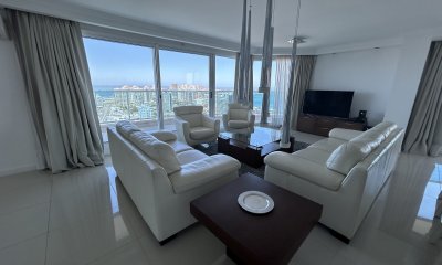 Apartamento de 3 dormitorios en suite más dependencia en venta en  Punta del Este