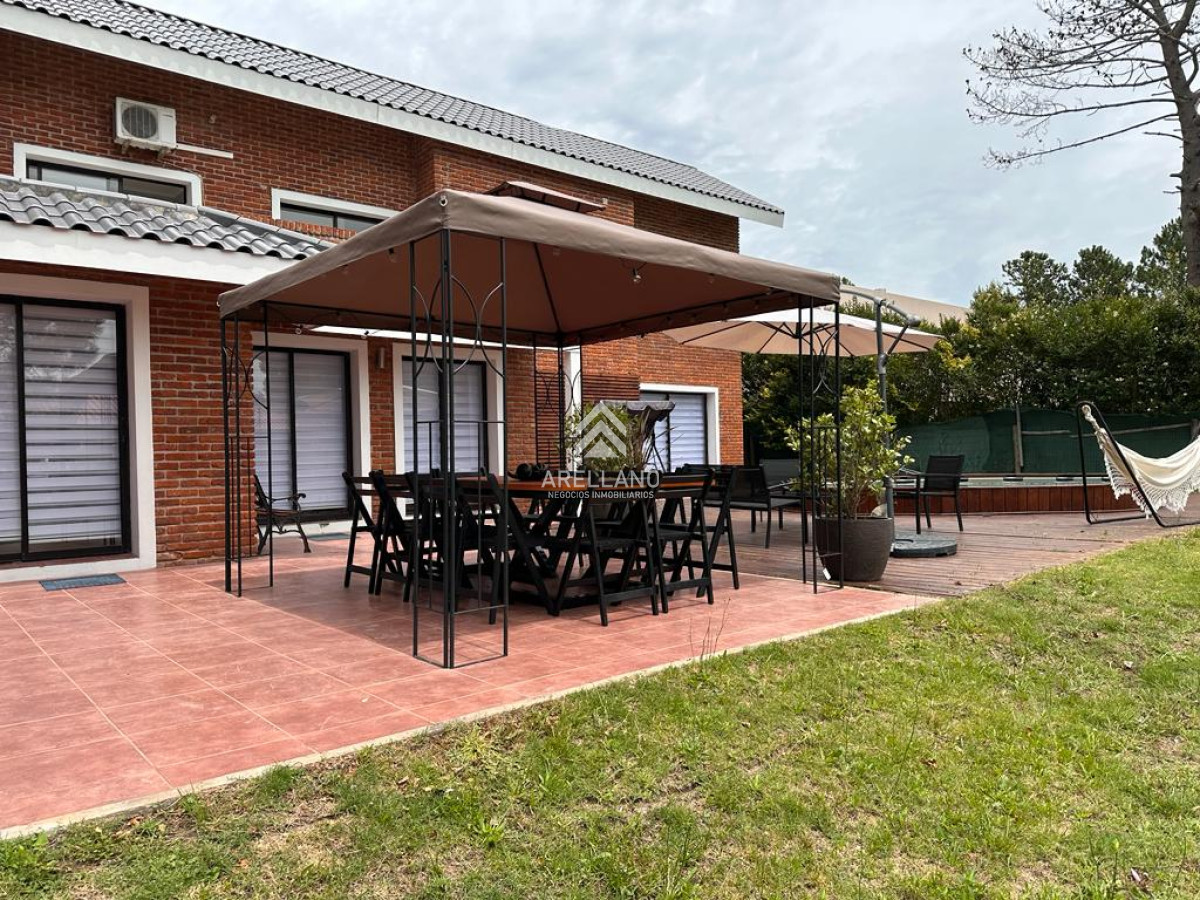 Casa ID.3120 - Casa en venta de 4 dormitorios en Barrio privado Punta del Este