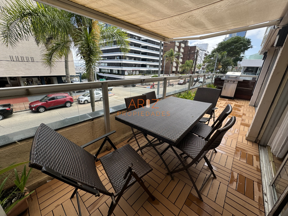 Apartamento ID.2297 - Venta apartamento de 3 dormitorios y servicio en venta  Punta del Este 