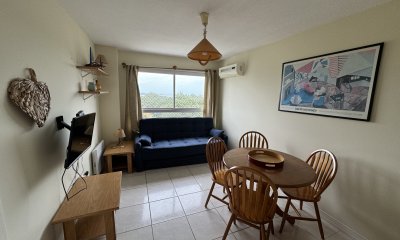 Apartamento de 1 dormitorio en venta en Torre con servicios