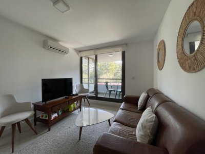 Apartamento de dos dormitorios en venta, piscina climatizada, mucama, barbacoa, sala de cine