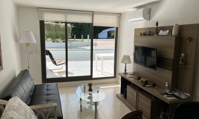 Moderno apartamento en venta, 1 dormitorio y medio, parrillero propio, piscina climatizada, gimnasio, mucama