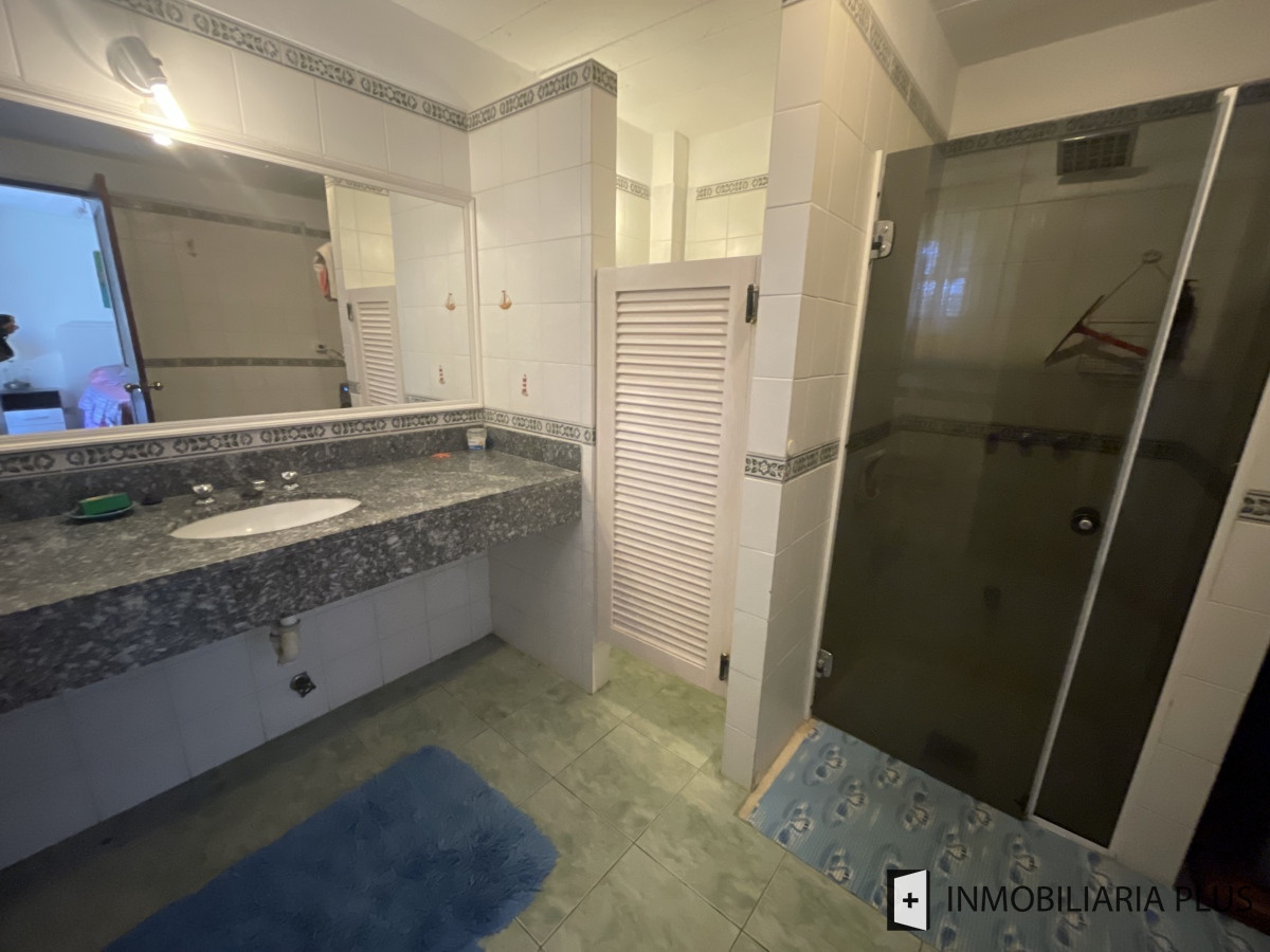 Casa ID.557 - Venta de Casa de 329 m2 con 1401 m2 de terreno con 3 Dormitorios en Jardines de Córdoba C964
