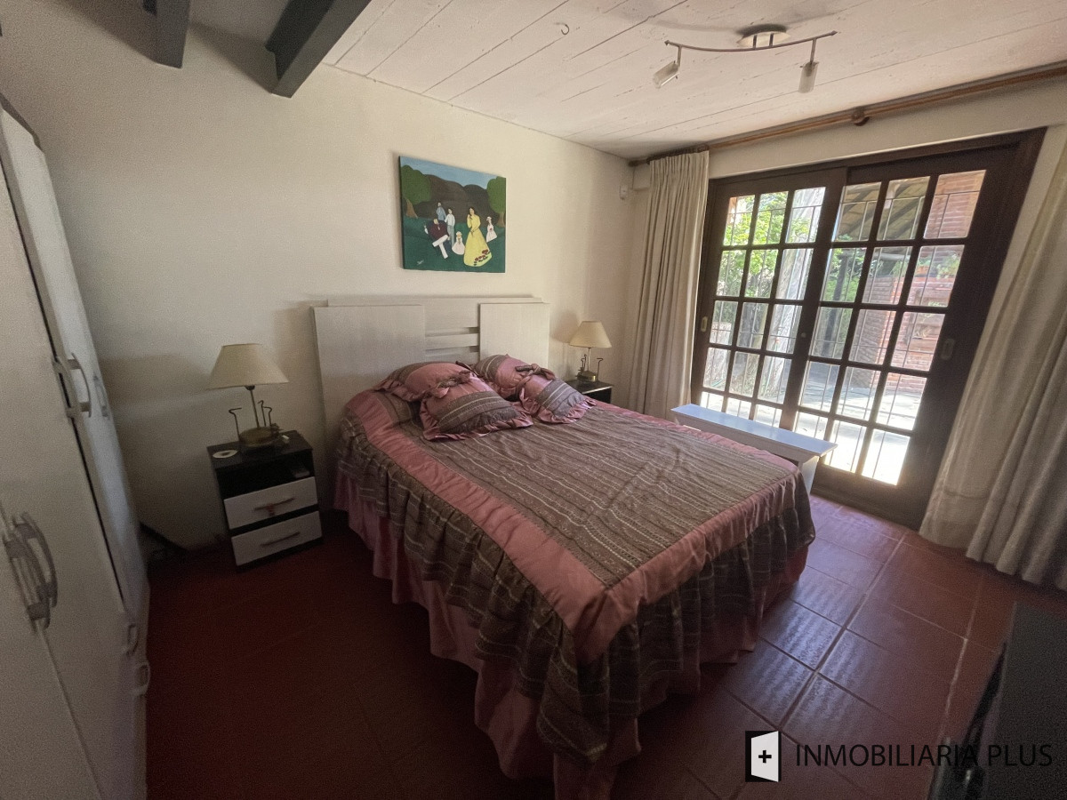 Casa ID.557 - Venta de Casa de 329 m2 con 1401 m2 de terreno con 3 Dormitorios en Jardines de Córdoba C964