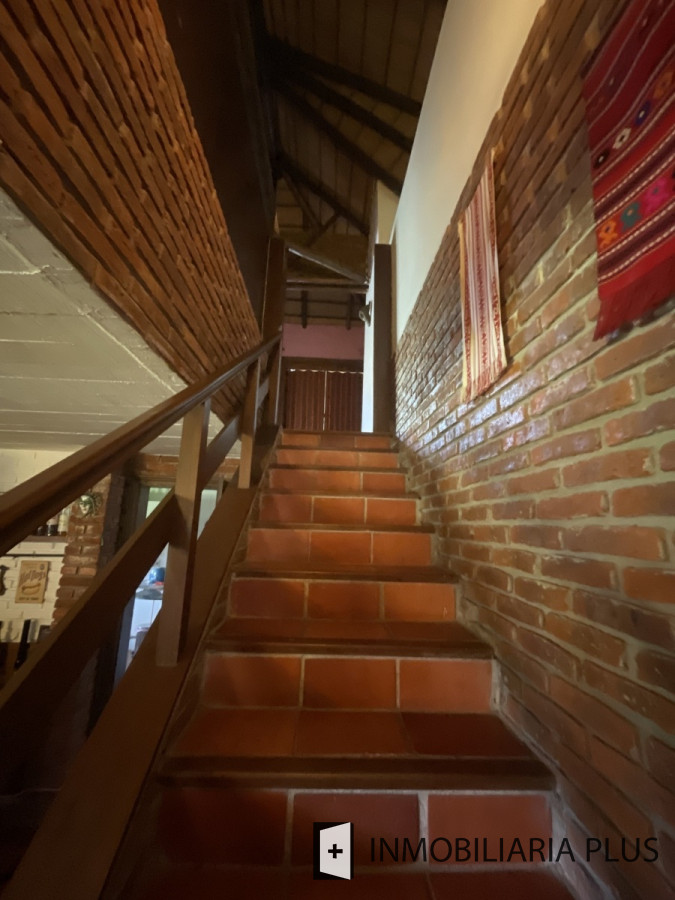 Casa ID.557 - Venta de Casa de 329 m2 con 1401 m2 de terreno con 3 Dormitorios en Jardines de Córdoba C964