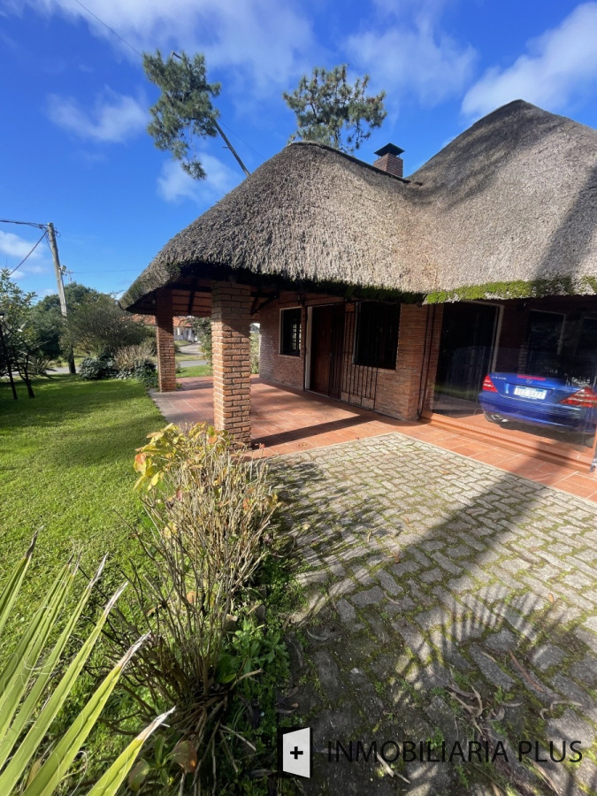 Casa ID.557 - Venta de Casa de 329 m2 con 1401 m2 de terreno con 3 Dormitorios en Jardines de Córdoba C964