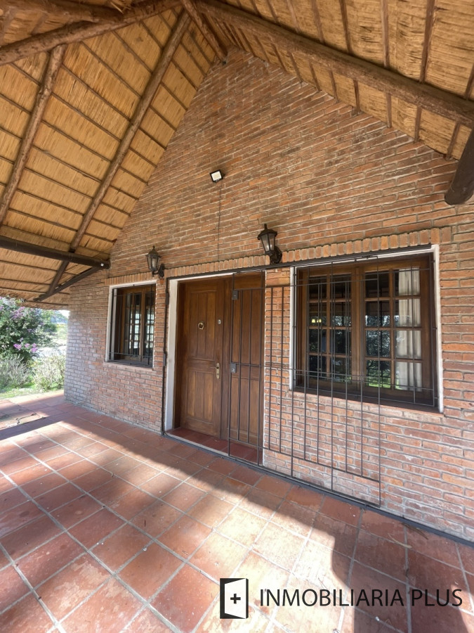 Casa ID.557 - Venta de Casa de 329 m2 con 1401 m2 de terreno con 3 Dormitorios en Jardines de Córdoba C964