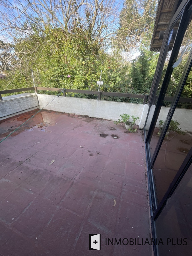 Casa ID.557 - Venta de Casa de 329 m2 con 1401 m2 de terreno con 3 Dormitorios en Jardines de Córdoba C964