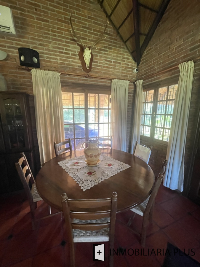 Casa ID.557 - Venta de Casa de 329 m2 con 1401 m2 de terreno con 3 Dormitorios en Jardines de Córdoba C964