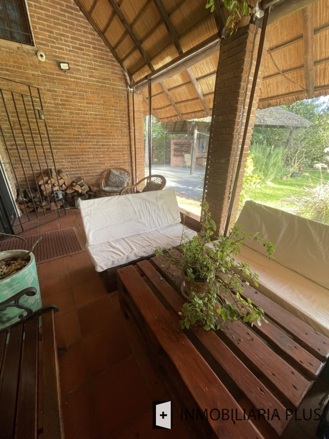 Casa ID.557 - Venta de Casa de 329 m2 con 1401 m2 de terreno con 3 Dormitorios en Jardines de Córdoba C964
