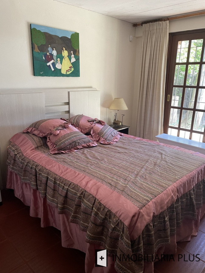 Casa ID.557 - Venta de Casa de 329 m2 con 1401 m2 de terreno con 3 Dormitorios en Jardines de Córdoba C964
