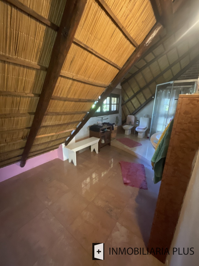 Casa ID.557 - Venta de Casa de 329 m2 con 1401 m2 de terreno con 3 Dormitorios en Jardines de Córdoba C964