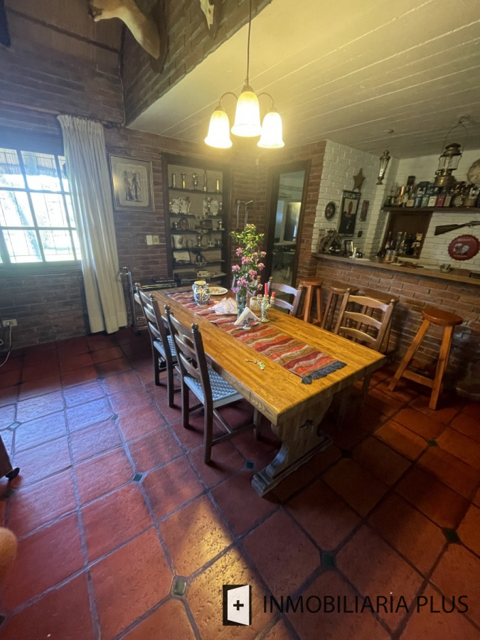 Casa ID.557 - Venta de Casa de 329 m2 con 1401 m2 de terreno con 3 Dormitorios en Jardines de Córdoba C964