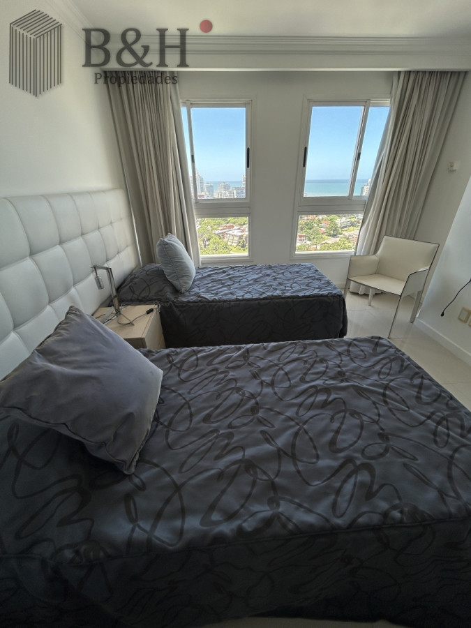 Apartamento ID.3051 - Apartamento de 3 dormitorios en suite más dependencia en venta en  Punta del Este 