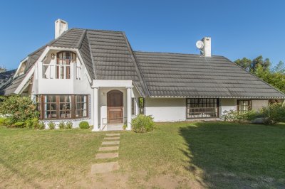Espectcular casa en venta en Rincon del Indio , 5 dortmitorios  a 400 más del mar