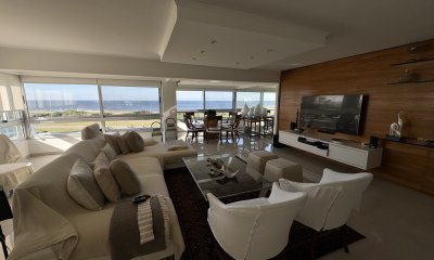 Apartamento de 4 dormitorios  más dependencia en venta en Punta del Este