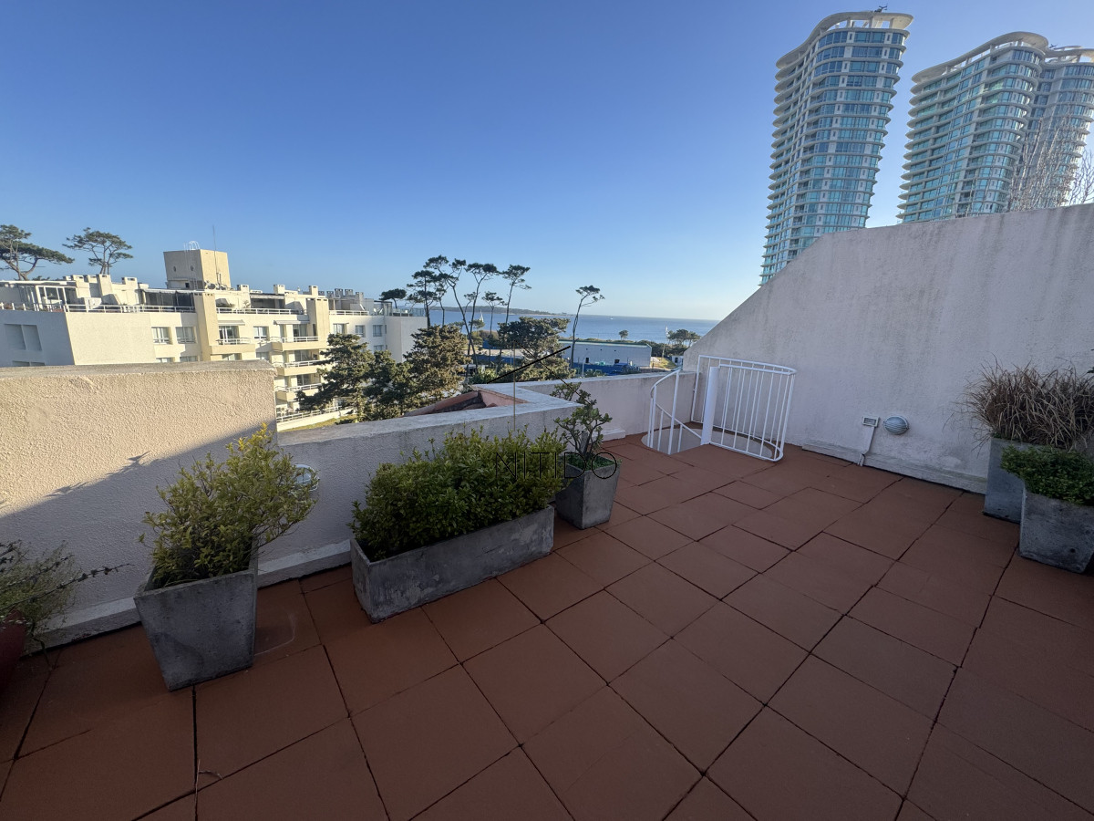 Apartamento ID.169 - Apartamento de 3 dormitorios en playa Mansa . Penthouse con terraza exclusiva