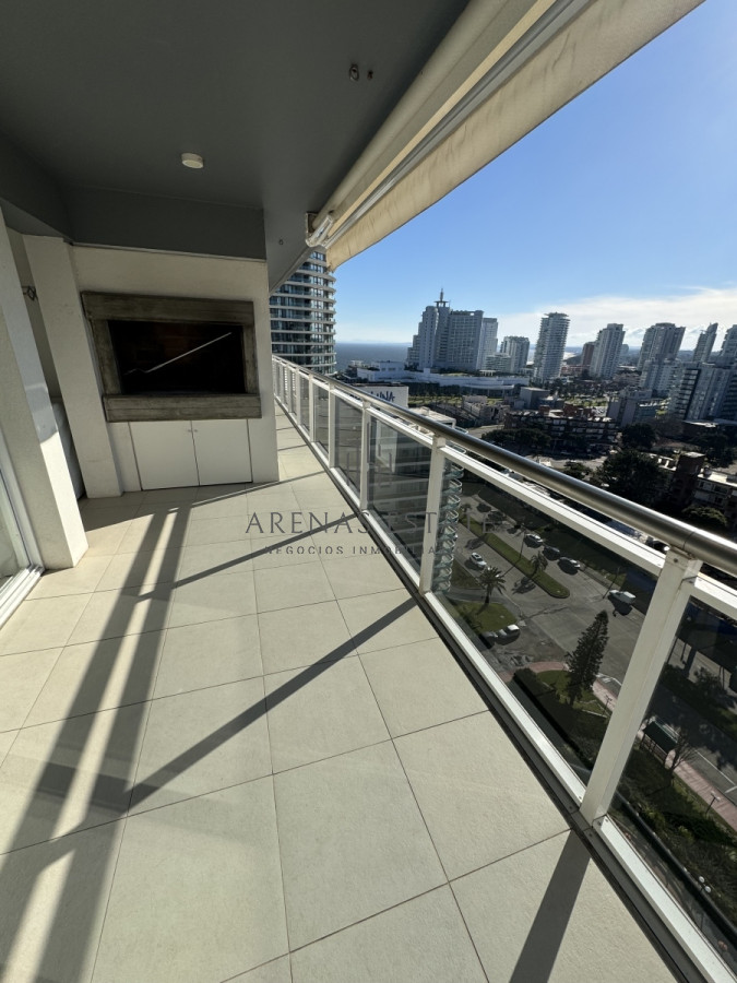 Apartamento ID.2830 - Apartamento en venta de 2 dormitorios con parillero  en Punta del Este 