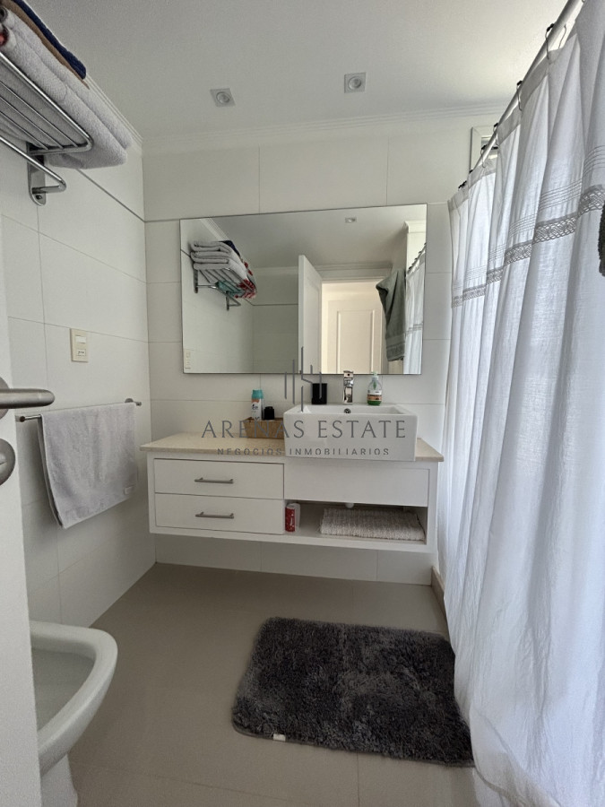 Apartamento ID.2037 - Penthouse en venta en Punta del Este , zona mansa , Dos dormitorios 