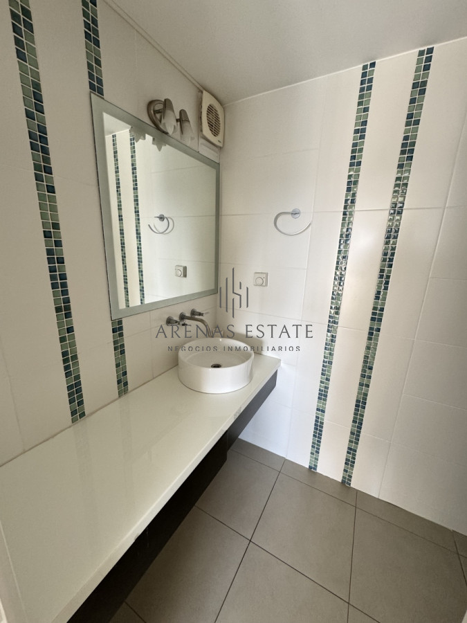 Apartamento ID.2830 - Apartamento en venta de 2 dormitorios con parillero  en Punta del Este 
