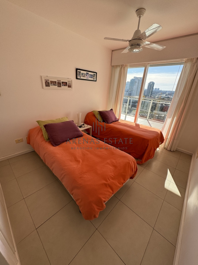 Apartamento ID.2830 - Apartamento en venta de 2 dormitorios con parillero  en Punta del Este 