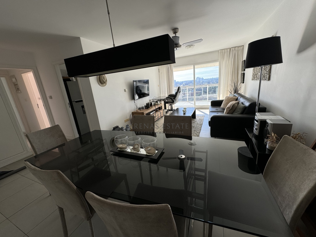 Apartamento ID.2830 - Apartamento en venta de 2 dormitorios con parillero  en Punta del Este 