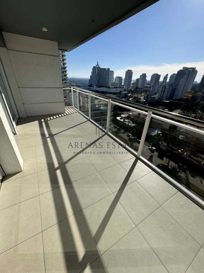 Apartamento ID.2830 - Apartamento en venta de 2 dormitorios con parillero  en Punta del Este 