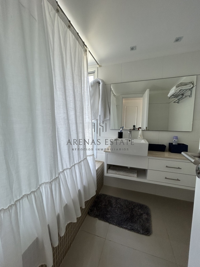 Apartamento ID.2037 - Penthouse en venta en Punta del Este , zona mansa , Dos dormitorios 