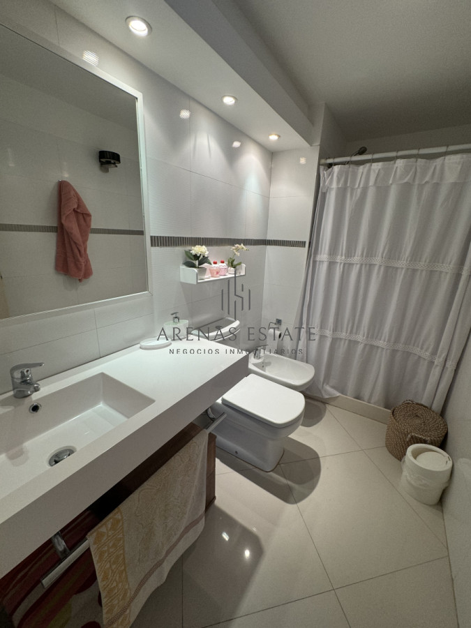 Apartamento ID.3452 - Apartamento de 3 dormitorios y servicio en venta  Punta del Este 