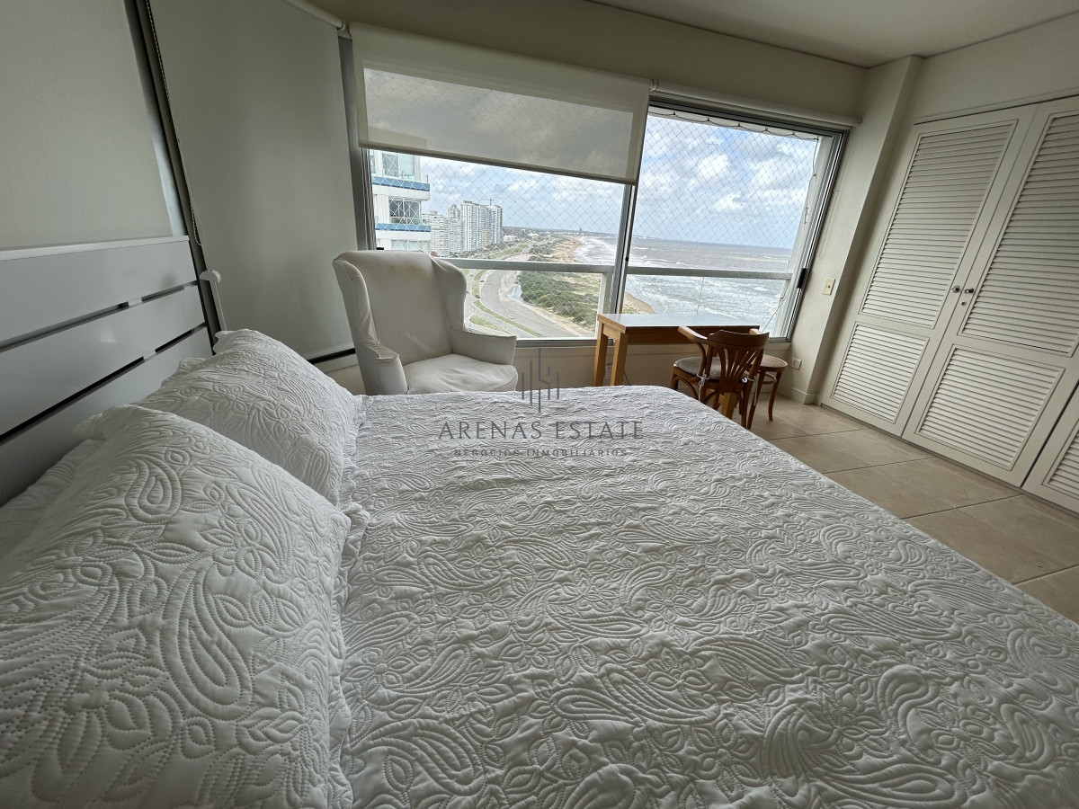 Apartamento ID.2477 - Apartamento en venta de 3 dormitorios y sevicio en Brava,Punta del Este