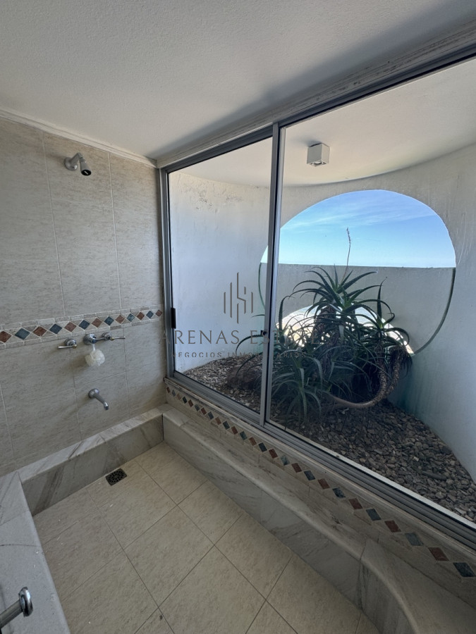 Apartamento ID.3111 - Apartamento en vena de 3 dormitorios y servicio , en primera linea de la Brava 