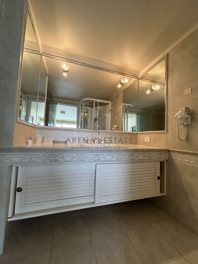 Apartamento ID.2477 - Apartamento en venta de 3 dormitorios y sevicio en Brava,Punta del Este